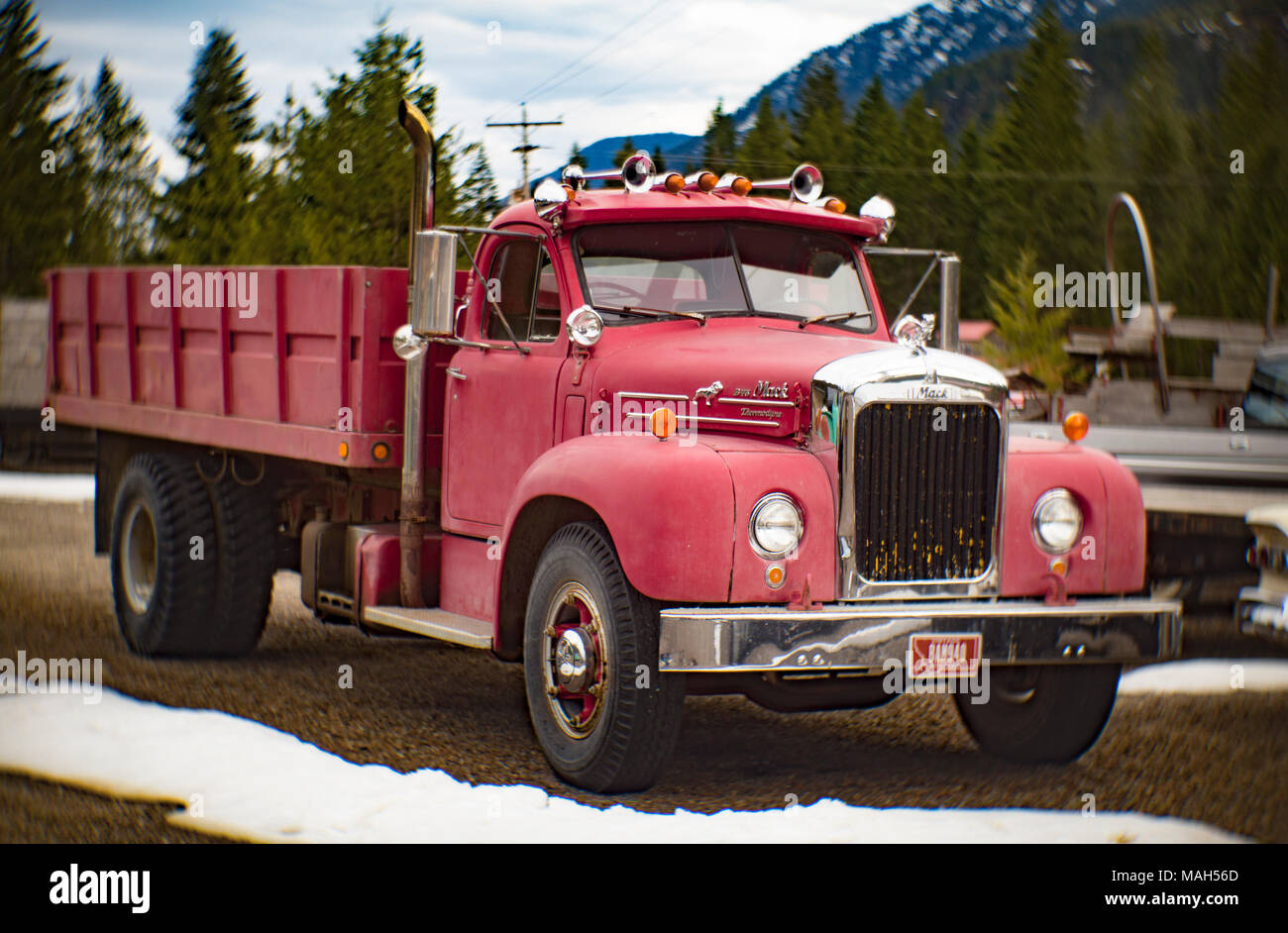 Mack B-75 rouge plateau ridelle camion de travail, près de Noxon, Montana. Mack's les camions de série B ont été produites à partir de 1953 et 1966. Banque D'Images