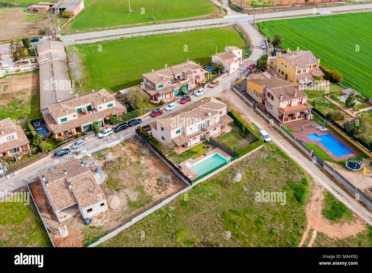 Vue aérienne de petit village, main street, Vilanant, Garrotxa, Catalogne, Espagne Banque D'Images