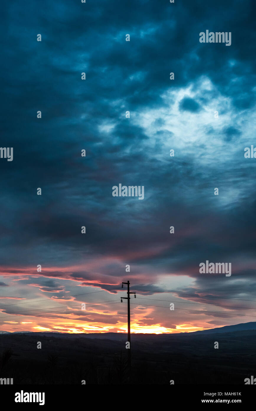 - La ligne d'une colonne unique, en face de ciel dramatique au coucher du soleil, près de Twilight Banque D'Images