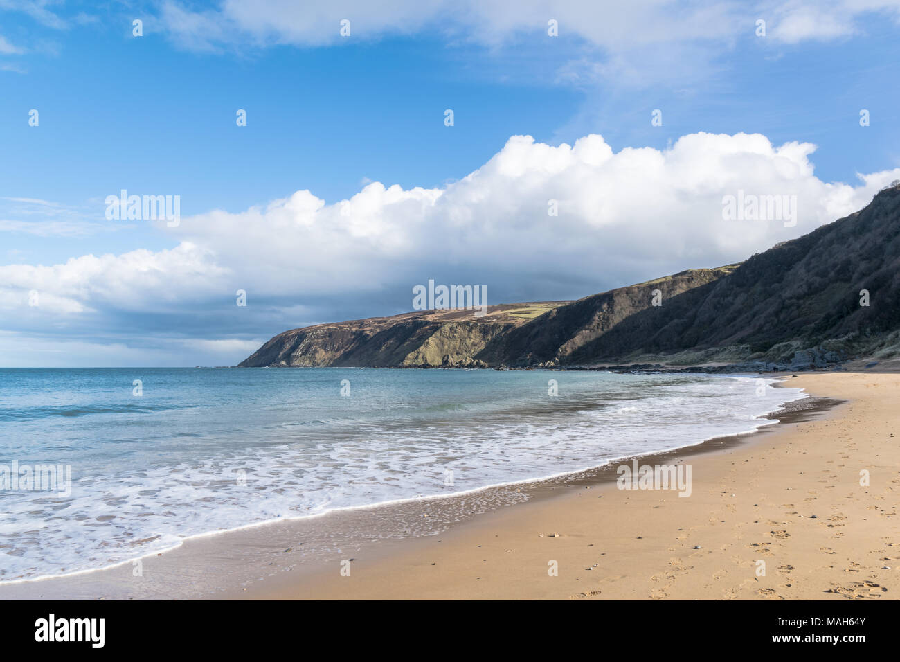 Plage de sable blanc de l'Irlande avec l'eau turquoise et bleu ciel. C'est dans la baie Kinnagoe Irlande Donegal Banque D'Images