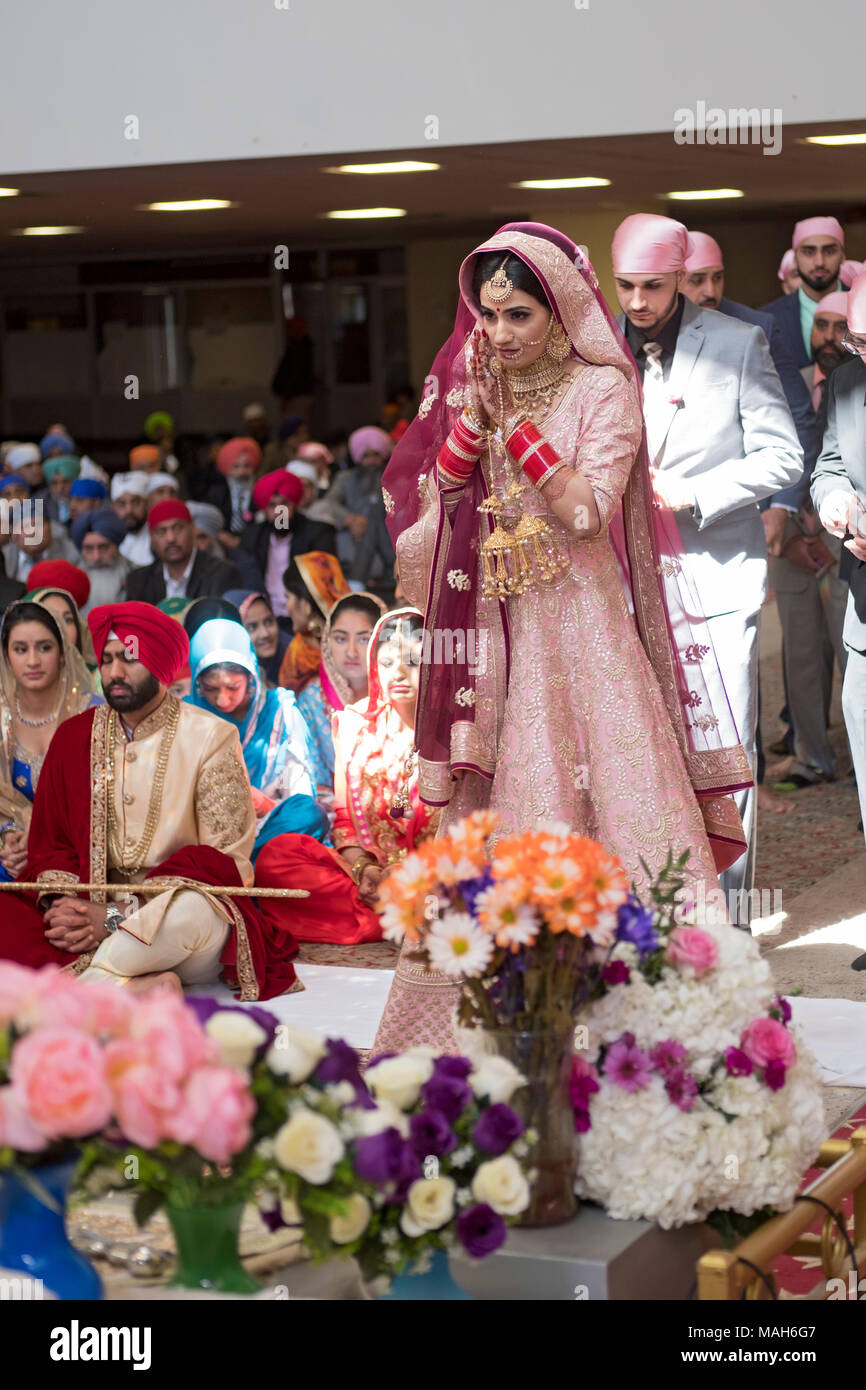 Une belle mariée entrant dans le temple sikh pour son mariage cérémonie au Centre culturel sikh à Richmond Hill, dans le Queens à New York. Banque D'Images