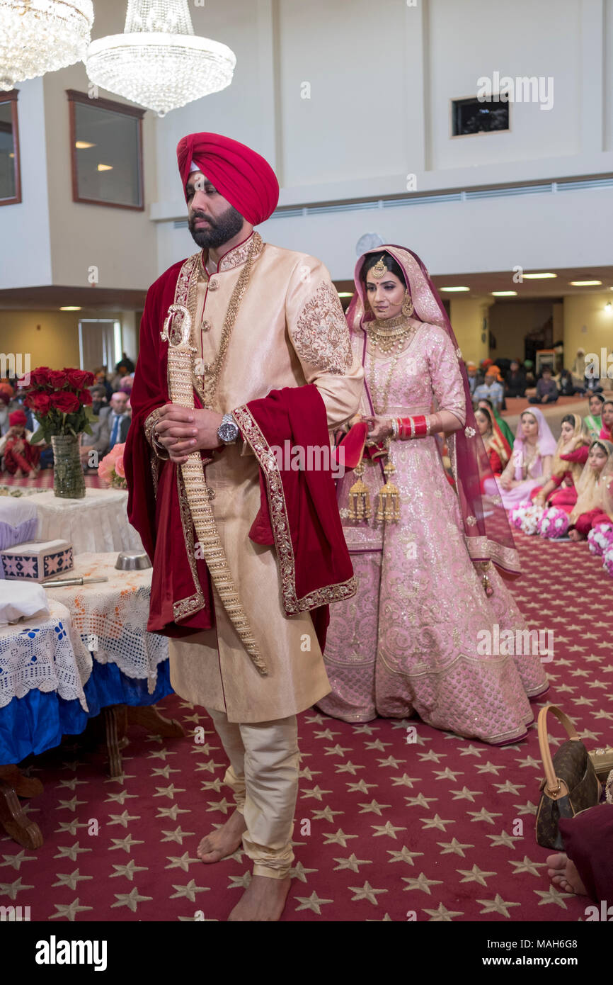 Les mariés lors d'une cérémonie de mariage sikh à Richmond Hill, dans le Queens à New York. Banque D'Images