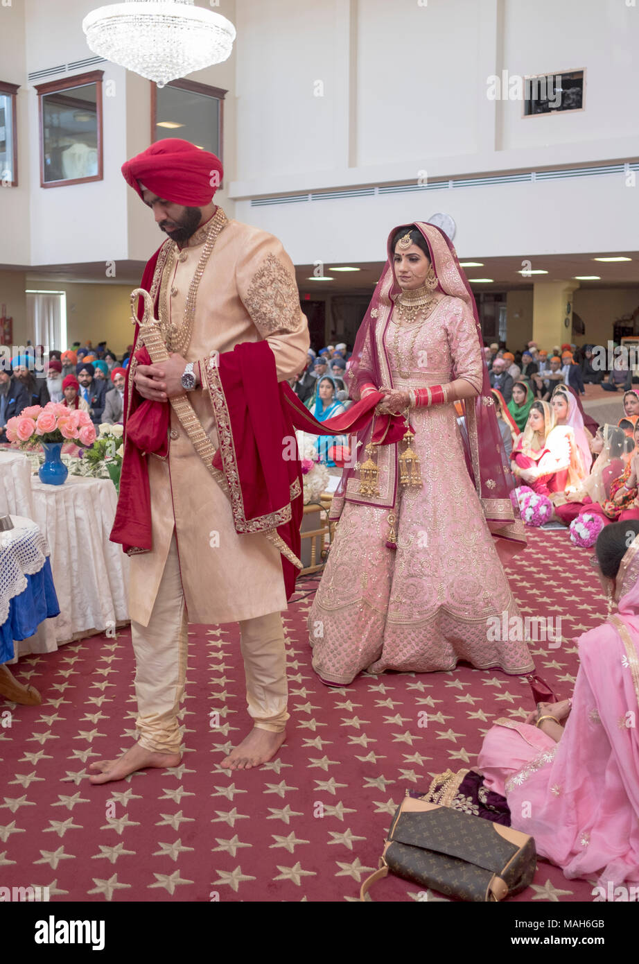 Les mariés lors d'une cérémonie de mariage sikh à Richmond Hill, dans le Queens à New York. Banque D'Images