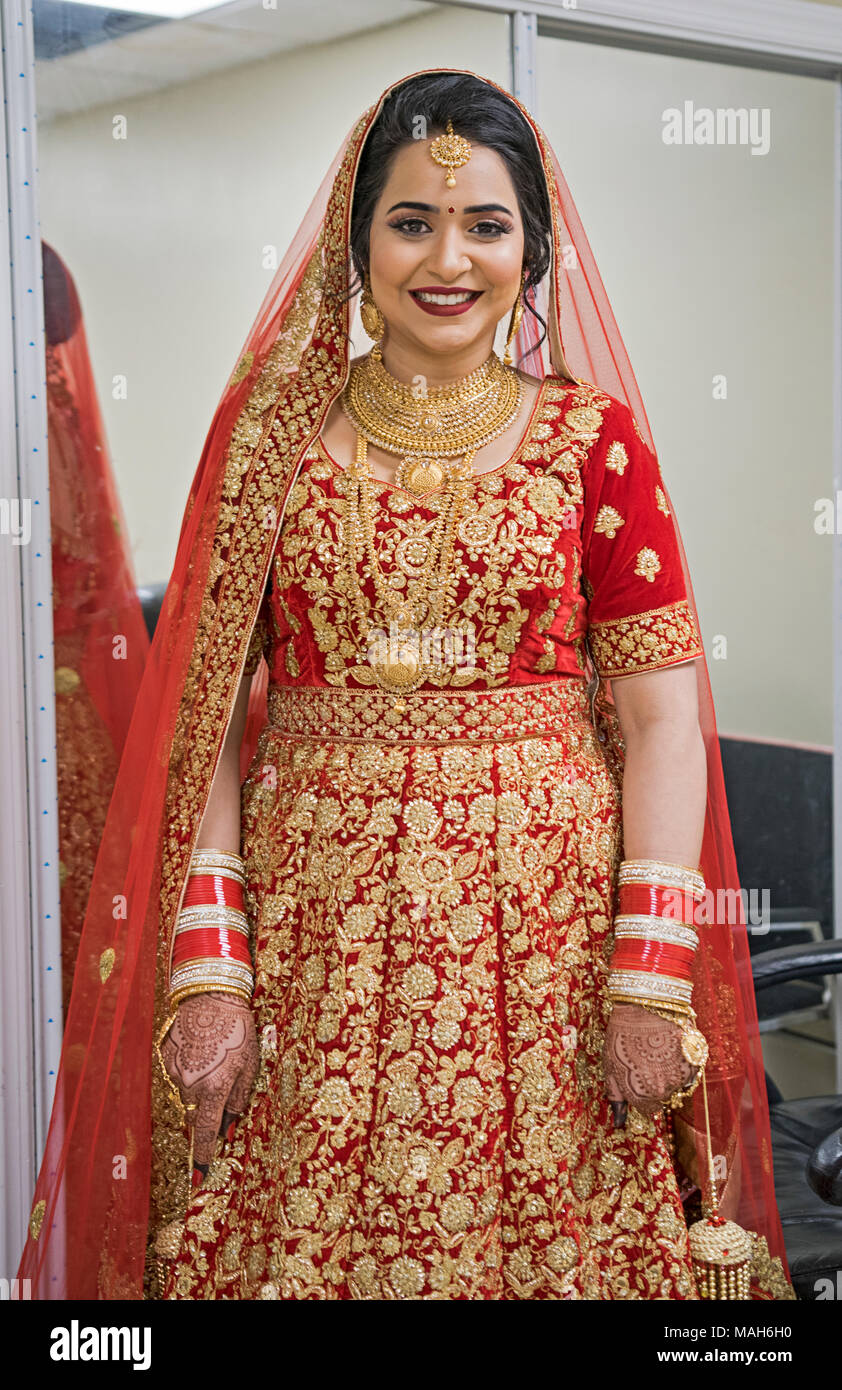 Une belle bride Sikh juste avant sa cérémonie de mariage à la Gurdwara Sikh Cultural Society à Richmond Hill, Queens, New York. Banque D'Images