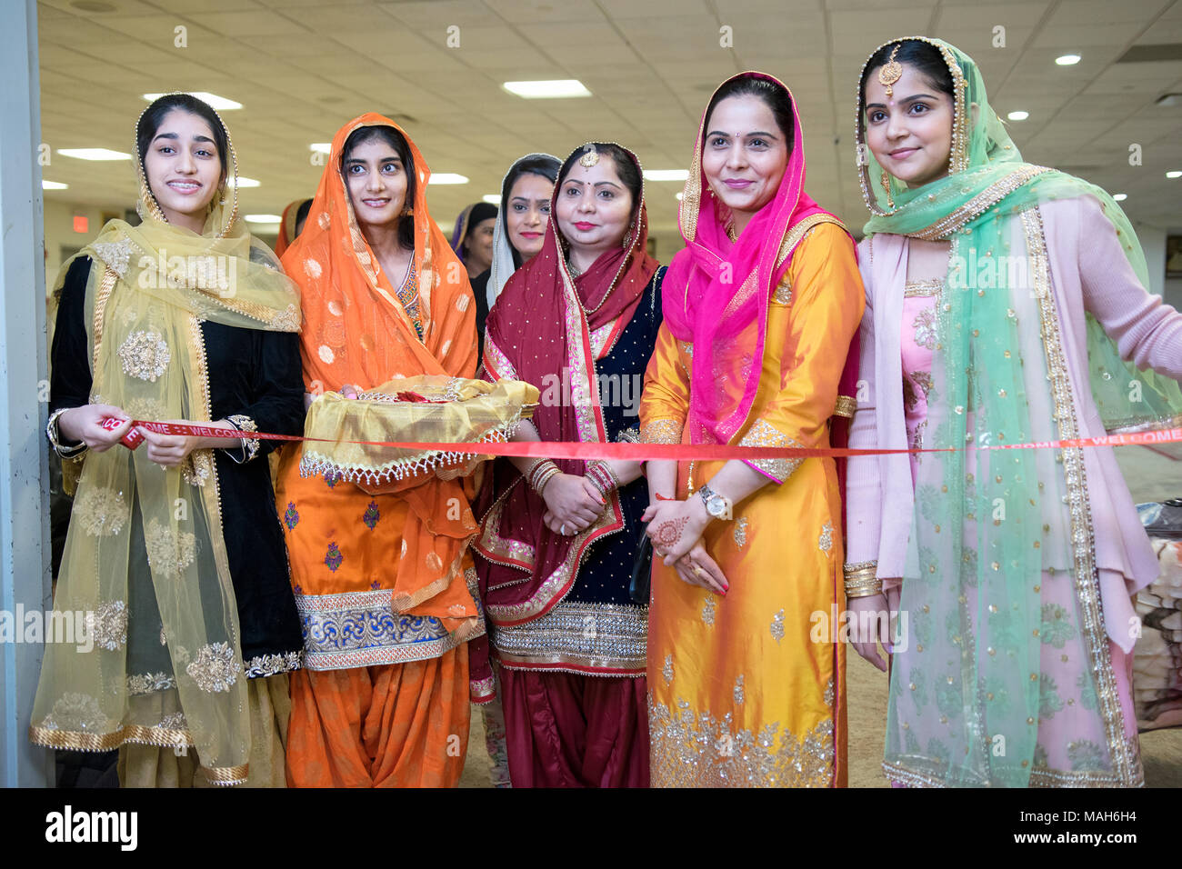Les femmes sikhes à l'attrayant Sallyan Naka da la cérémonie à l'occasion d'un mariage à Richmond Hills, dans le Queens à New York. Banque D'Images