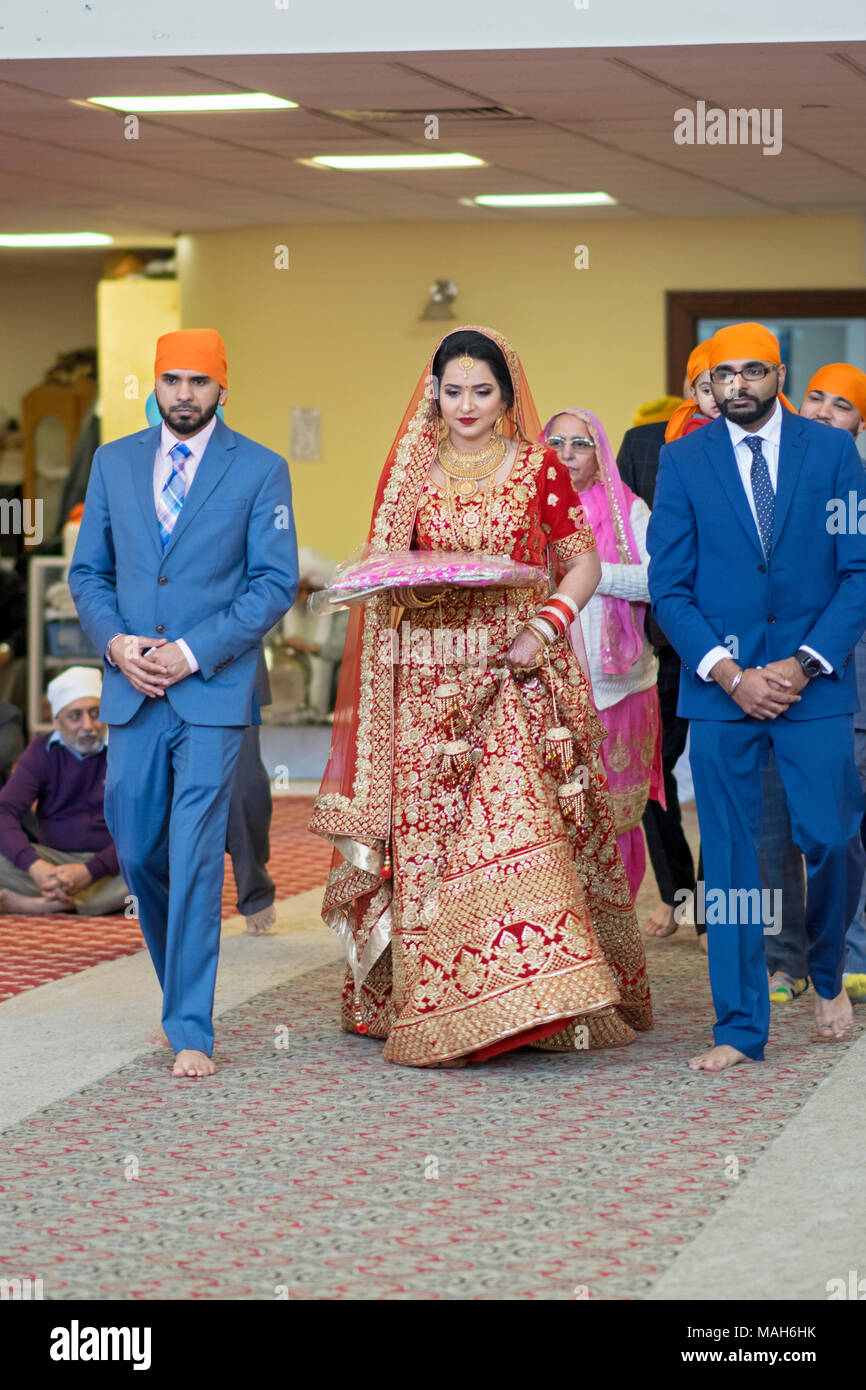 Une belle mariée entrant dans le temple sikh pour son mariage cérémonie au Centre culturel sikh à Richmond Hill, dans le Queens à New York. Banque D'Images