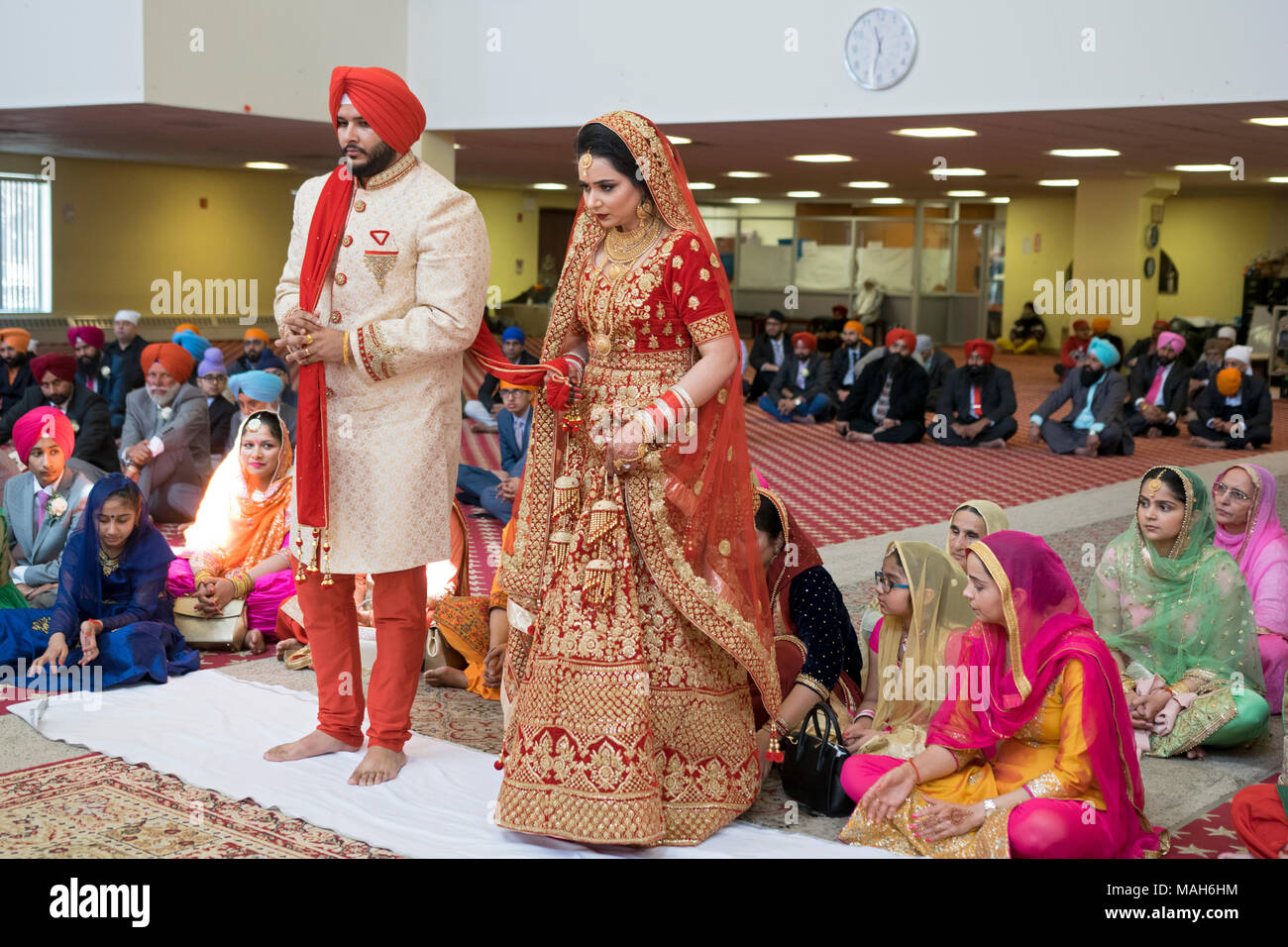 Les mariés lors d'une cérémonie de mariage sikh à Richmond Hill, dans le Queens à New York. Banque D'Images