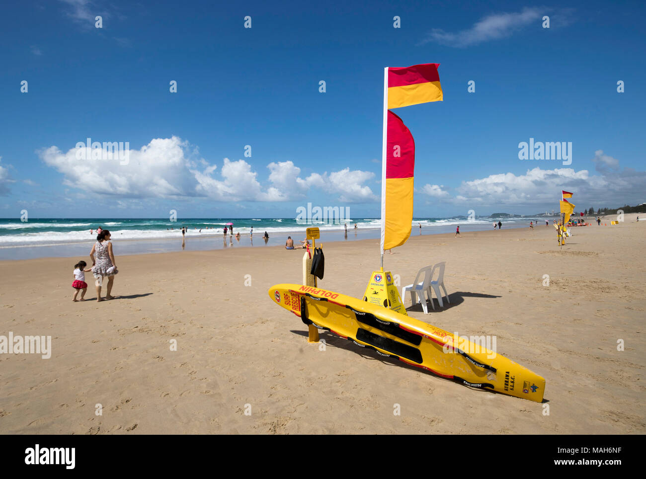 Un sauveteur montres amateurs de plage sur la Côte d'or, de l'Australie. La cérémonie d'ouverture des Jeux du Commonwealth de 2018 a lieu le mercredi. ASSOCIATION DE PRESSE Photo. Photo date : lundi 2 avril 2018. Crédit photo doit se lire : Danny Lawson/PA Wire Banque D'Images