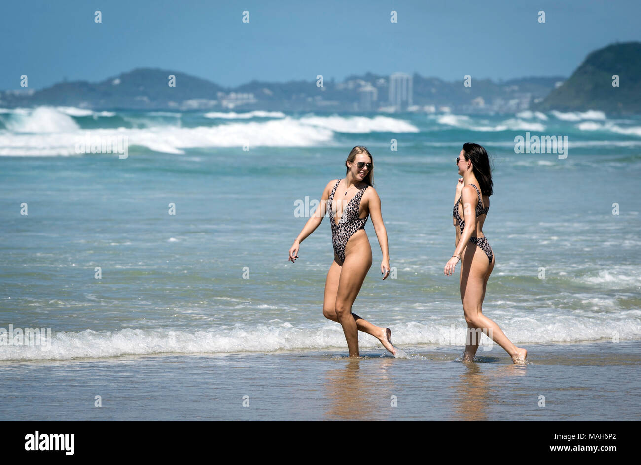 Les amateurs de plage sur la Côte d'or, de l'Australie. La cérémonie d'ouverture des Jeux du Commonwealth de 2018 a lieu le mercredi. Banque D'Images