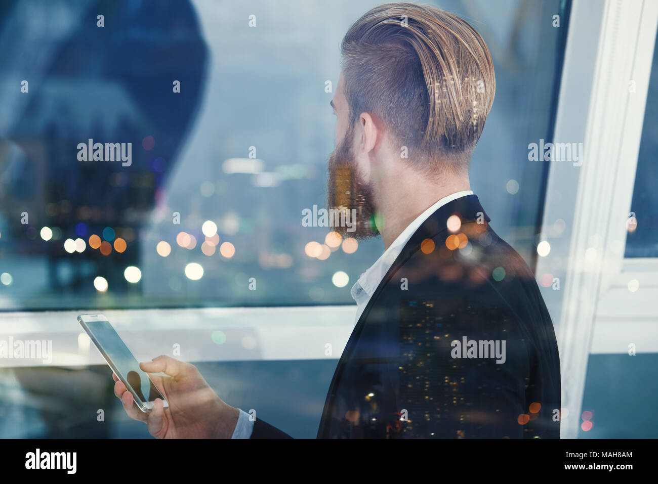 Businessman semble bien pour l'avenir dans la nuit. Concept de l'innovation et de démarrage Banque D'Images