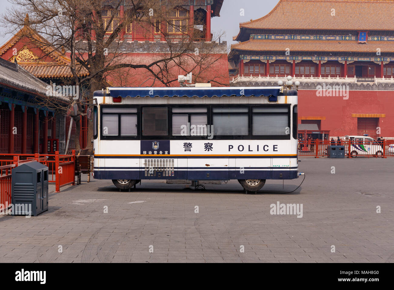 Station de police mobile stationné à l'entrée de la Cité Interdite à Beijing, Chine, en mars 2018. Banque D'Images