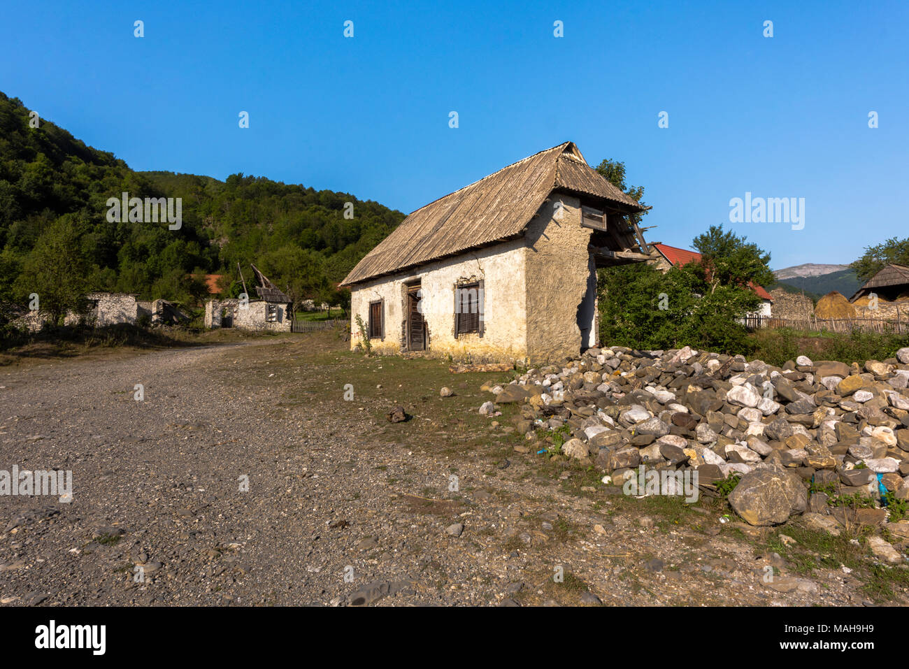 Maison détruite - une moitié de la chambre manque, Vermosh, Albanie Banque D'Images