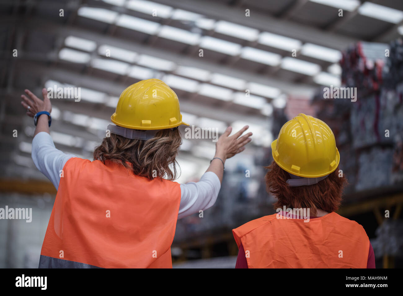 Femme ingénieur dans l'industrie production contrôle en usine Banque D'Images