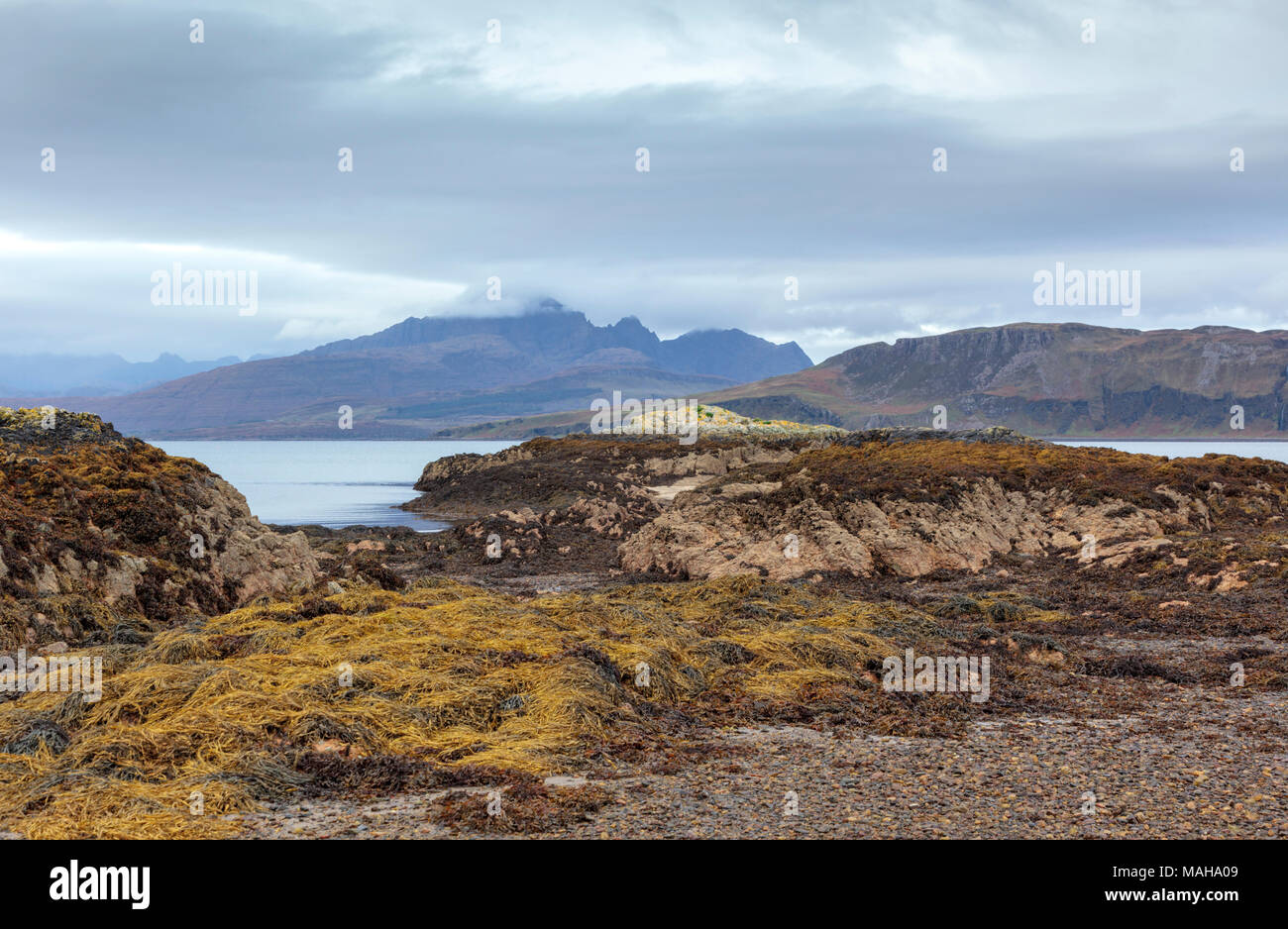Un pensif Bla Bheinn (Selkirk Arms) randonnée sur l'île de Skye vu de Tokavaig sur la péninsule sud-est de Skye Sleat Banque D'Images