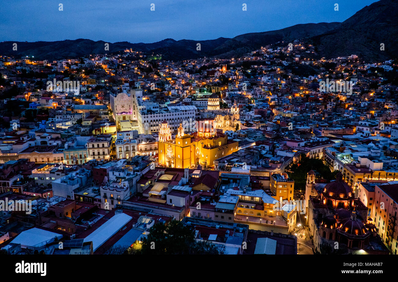 Guanajuato, Mexique - Mars 29, 2016 : Overlooing la ville de Guanajuato avec la Basilique jaune au centre. Banque D'Images