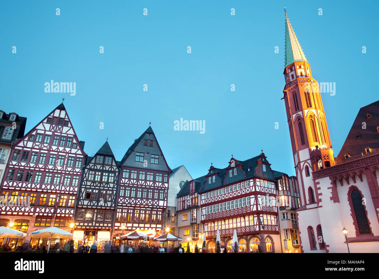 Frankfurt am Main, Hesse, Allemagne - la vie nocturne dans des restaurants et des boutiques de souvenirs à Romerberg Square, centre de la vieille ville et la Rome Banque D'Images