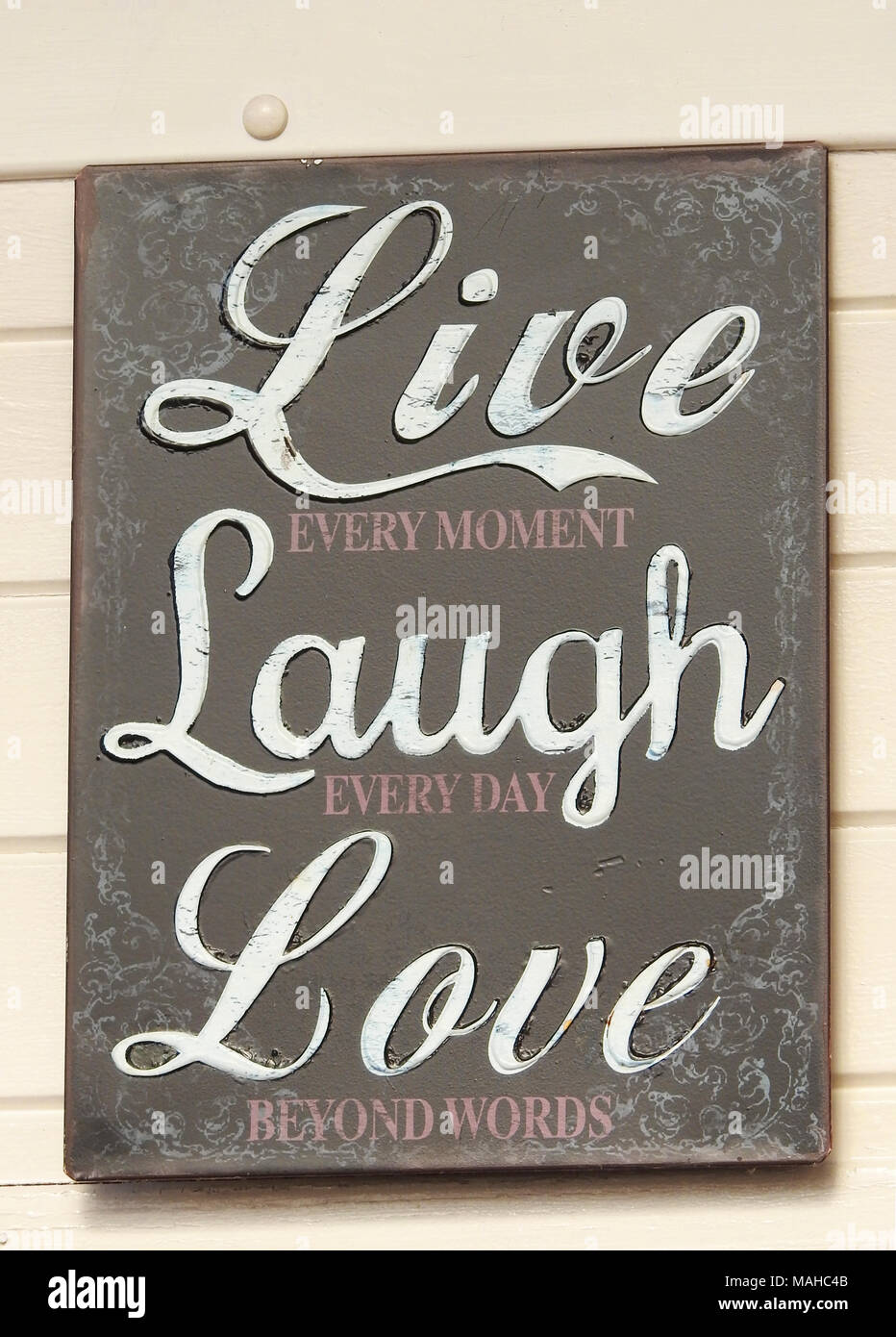 Vivre chaque instant rire à chaque jour où l'amour au-delà des mots Sign Banque D'Images