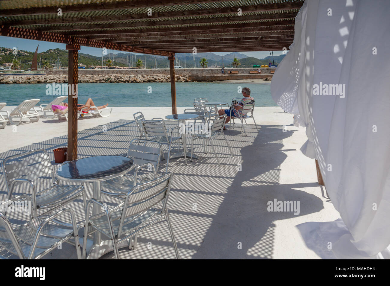 Une terrasse ombragée sur le port de plaisance de Puerto Andratx Banque D'Images