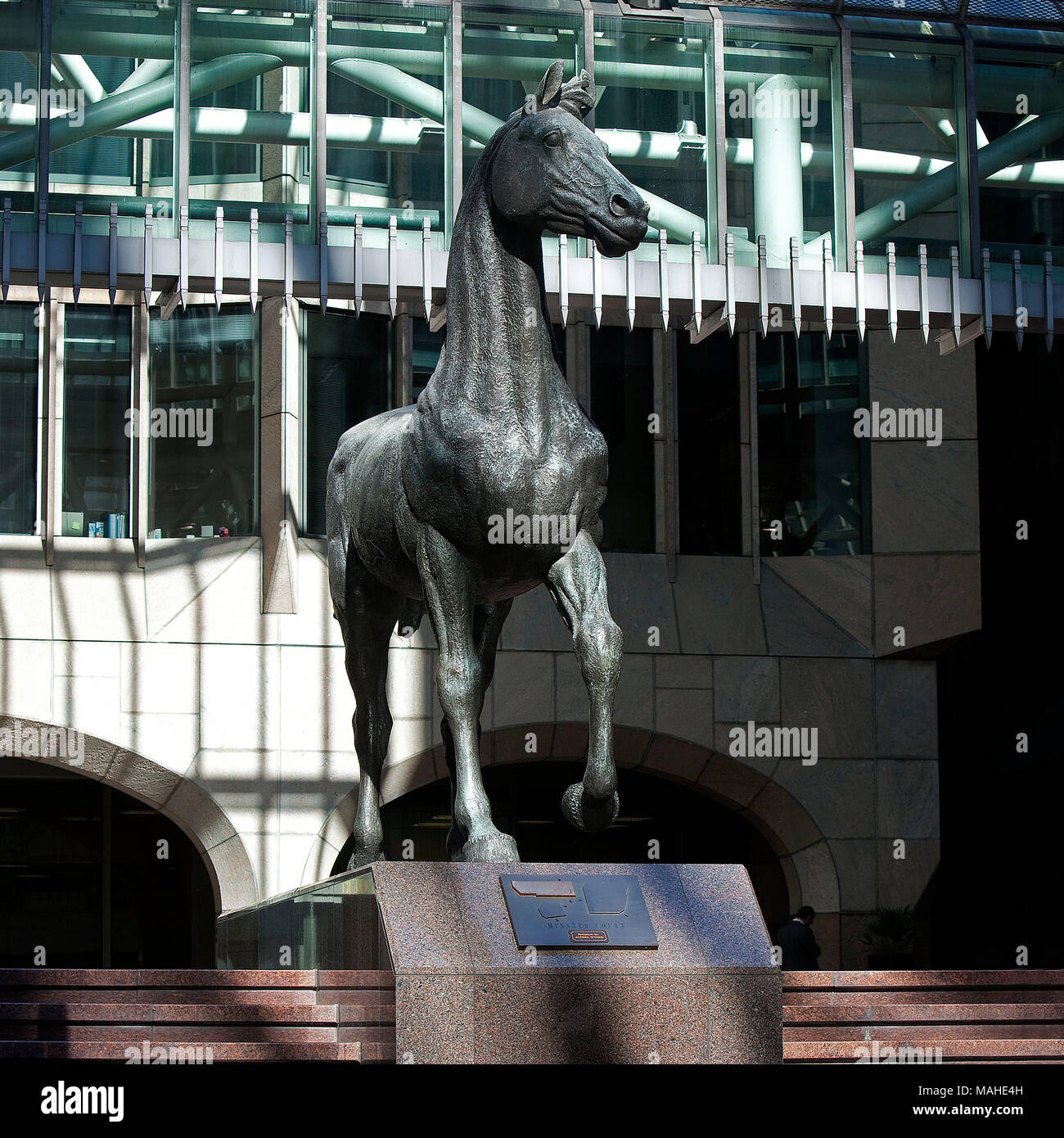 L'Art de Londres : "statues et reliefs muraux : Minster Court chevaux par Althea Wynne (1936) - Les trois chevaux debout devant un gothique postmoderne Banque D'Images