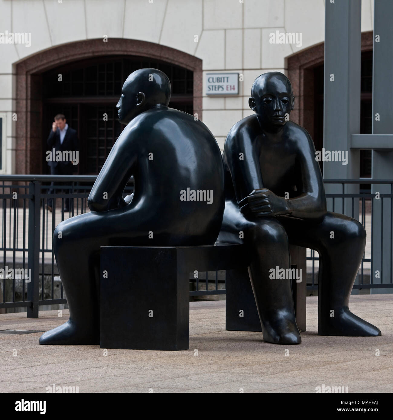 Deux hommes sur un banc par Giles Penny (1962 - ) Giles Penny's sculptures de figures humaines ont souvent une touche humoristique en eux. Ces deux lascars s'asseoir dans un Banque D'Images