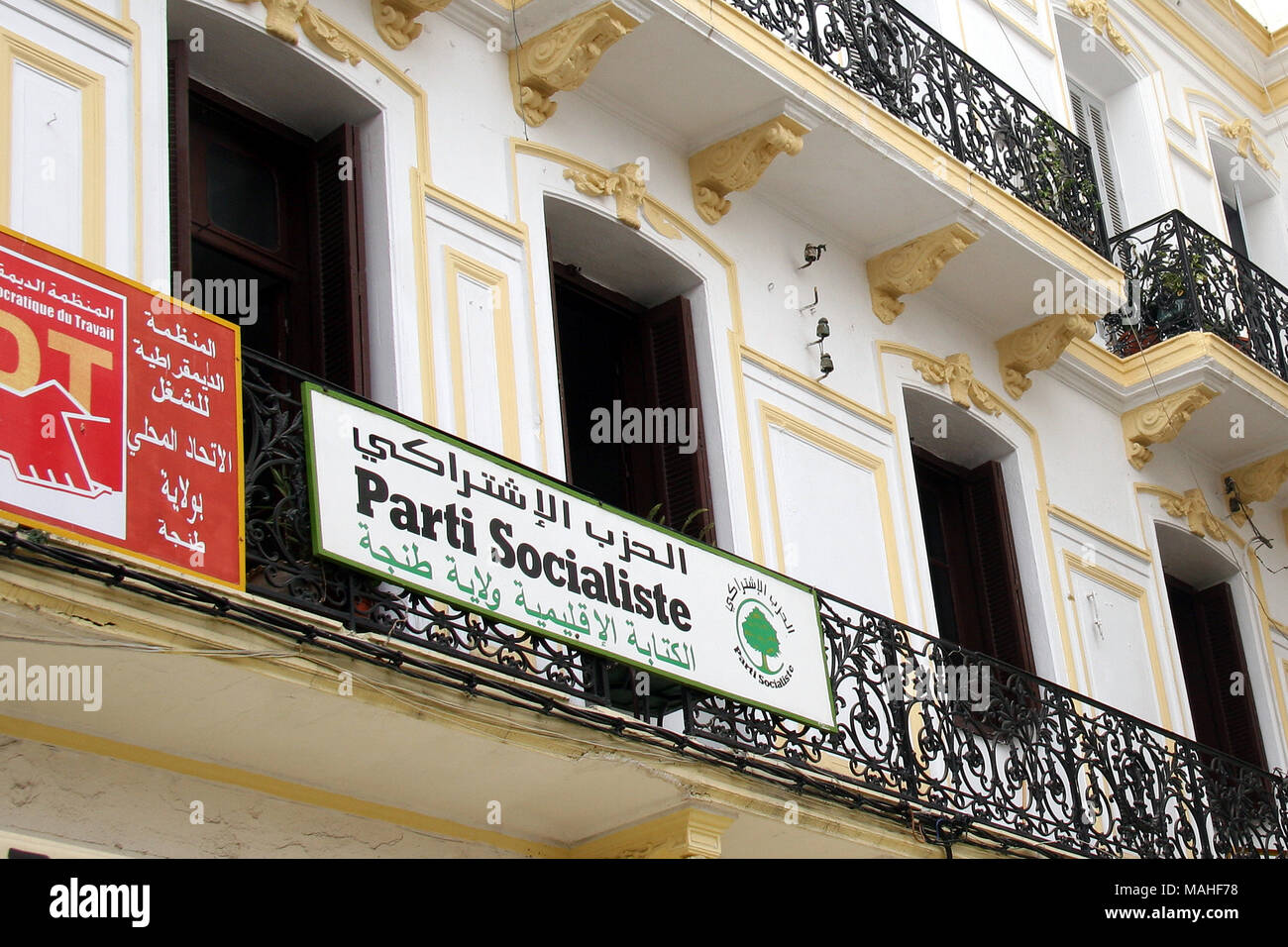 La bannière du parti socialiste en français et en arabe, Tanger Maroc 2007 Banque D'Images