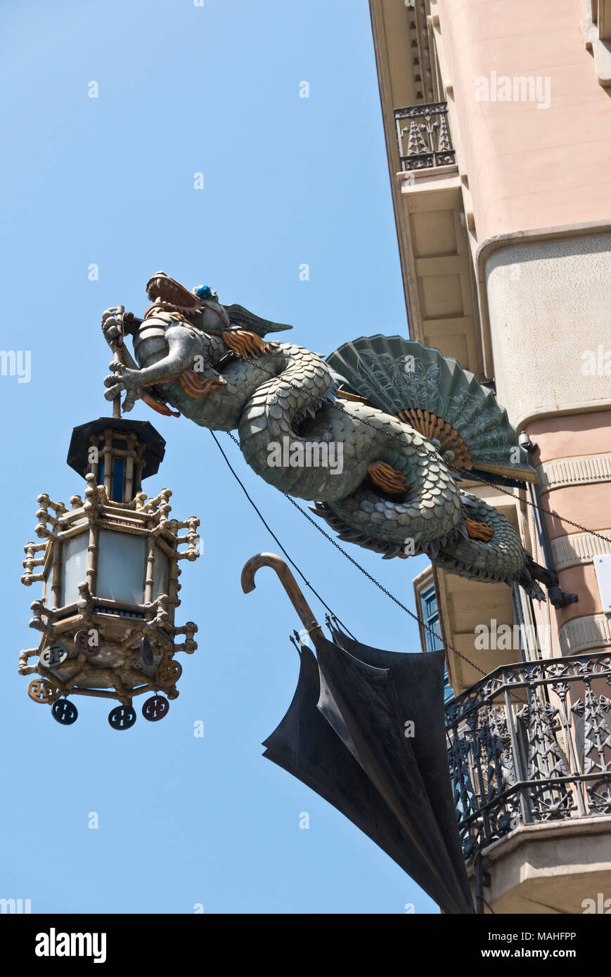 Un Dragon porte-lampe à l'extérieur de la Chambre des parasols (Casa Bruno Cadres), La Rambla de Barcelone, Espagne Banque D'Images