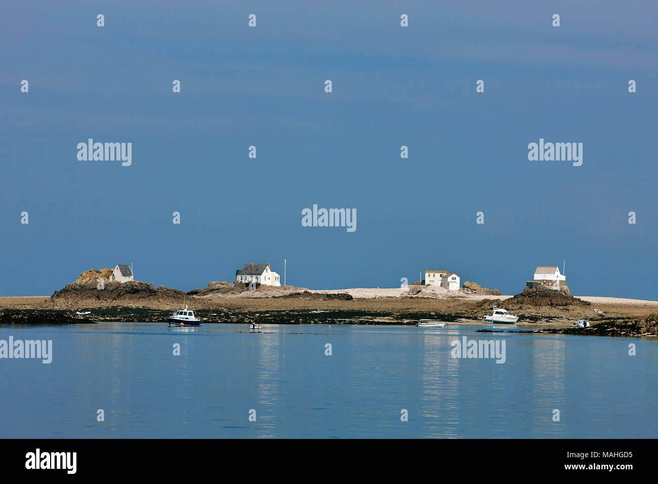 Image de l'Ile Maitre venant du Sud. C'est l'île principale dans un récif de roches Les Erehou situé à environ 5 nm au nord-est de Jersey Banque D'Images