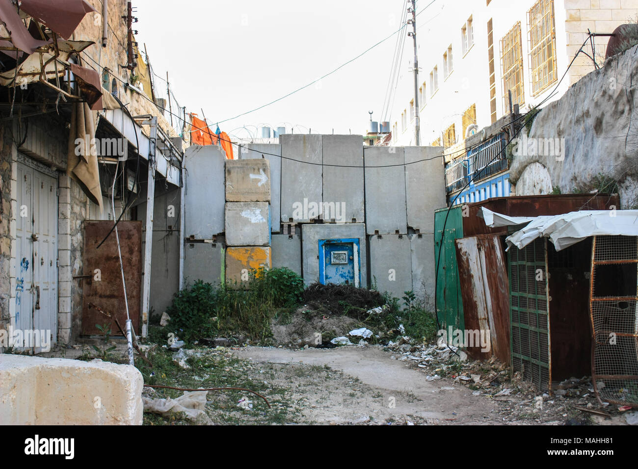 Sortie de route bloquée dans la ville d'Hébron pour séparer une colonie juive d'une rue palestinienne. Avec d'anciens magasins étant serré soudé Banque D'Images