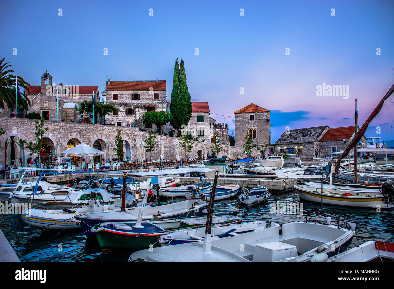 Vue panoramique au centre-ville d'Adriatic resort touristique célèbre Bol sur l'île de Brac. La Croatie. Banque D'Images