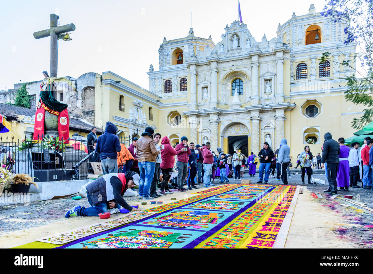 Antigua, Guatemala - Mars 25, 2018 : faire le Dimanche des tapis à l'extérieur de la sciure procession l'église de La Merced en ville avec des célébrations de la Semaine Sainte Banque D'Images