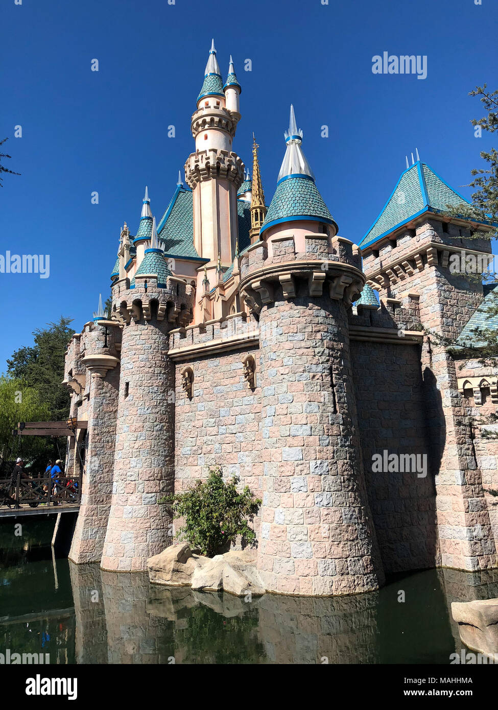 ANAHEIM, CA - le 16 octobre 2017 : Disneyland's historic landmark château rose sur une belle journée avec un ciel bleu à l'automne. Banque D'Images