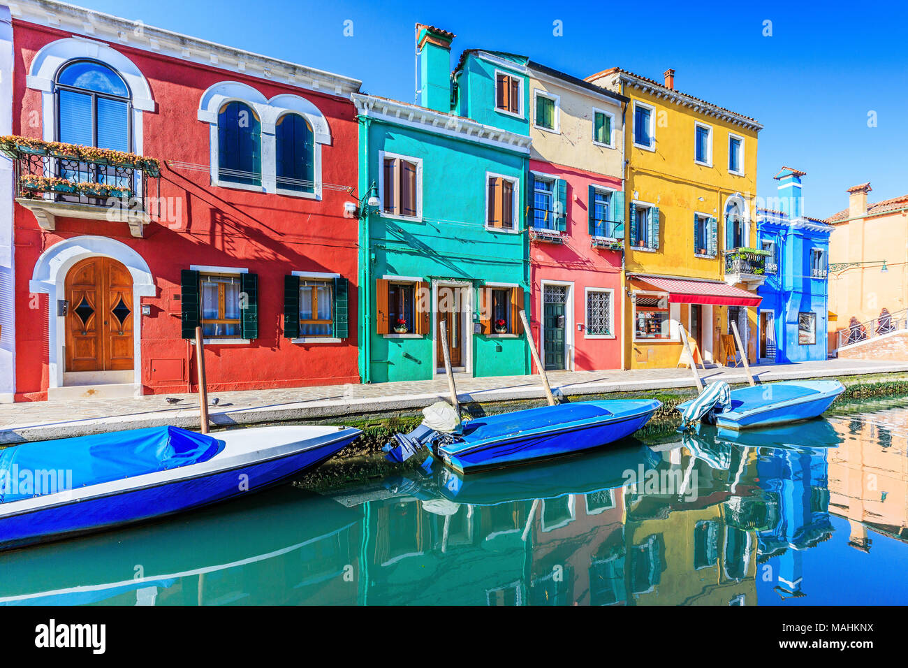Burano, Italie. Vue sur les maisons colorées le long du canal à l'île de Burano près de Venise. Banque D'Images