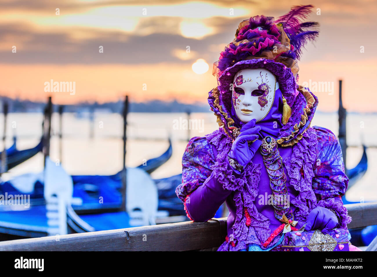 Venise, Italie. Carnaval de Venise, beau masque à la place Saint Marc. Banque D'Images