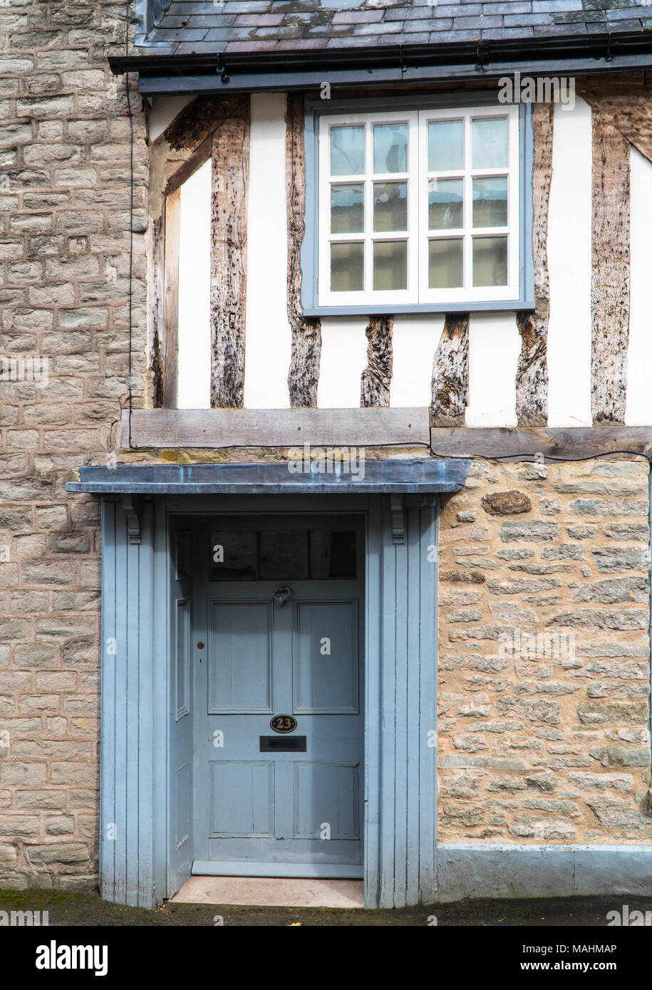 Porte d'immeuble en pierre traditionnelle britannique. Hay-on-Wye Herefordshire UK. Mars 2018 Banque D'Images