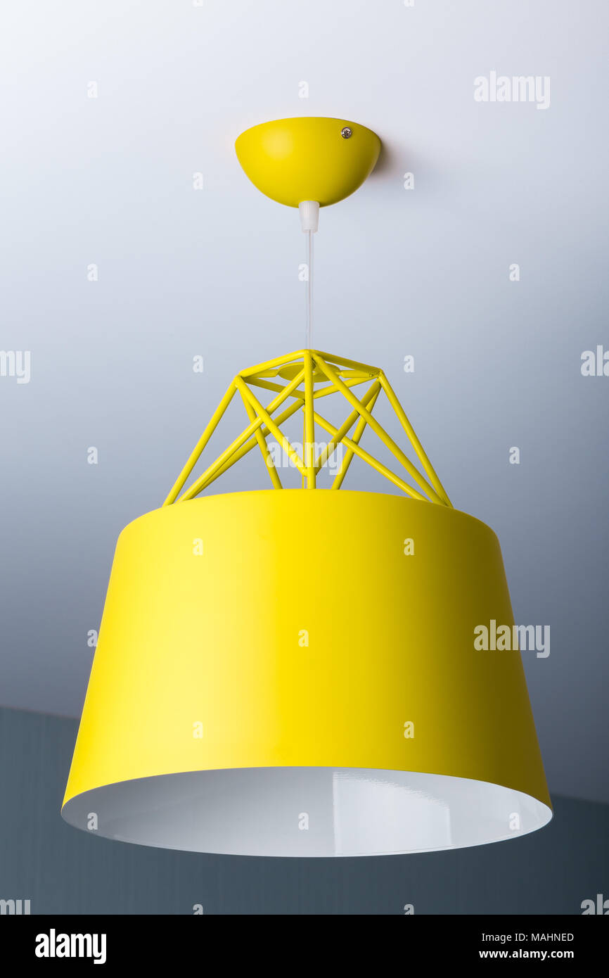 Lampe de plafond jaune dans un style minimaliste moderne. Lustre photographié close-up Banque D'Images