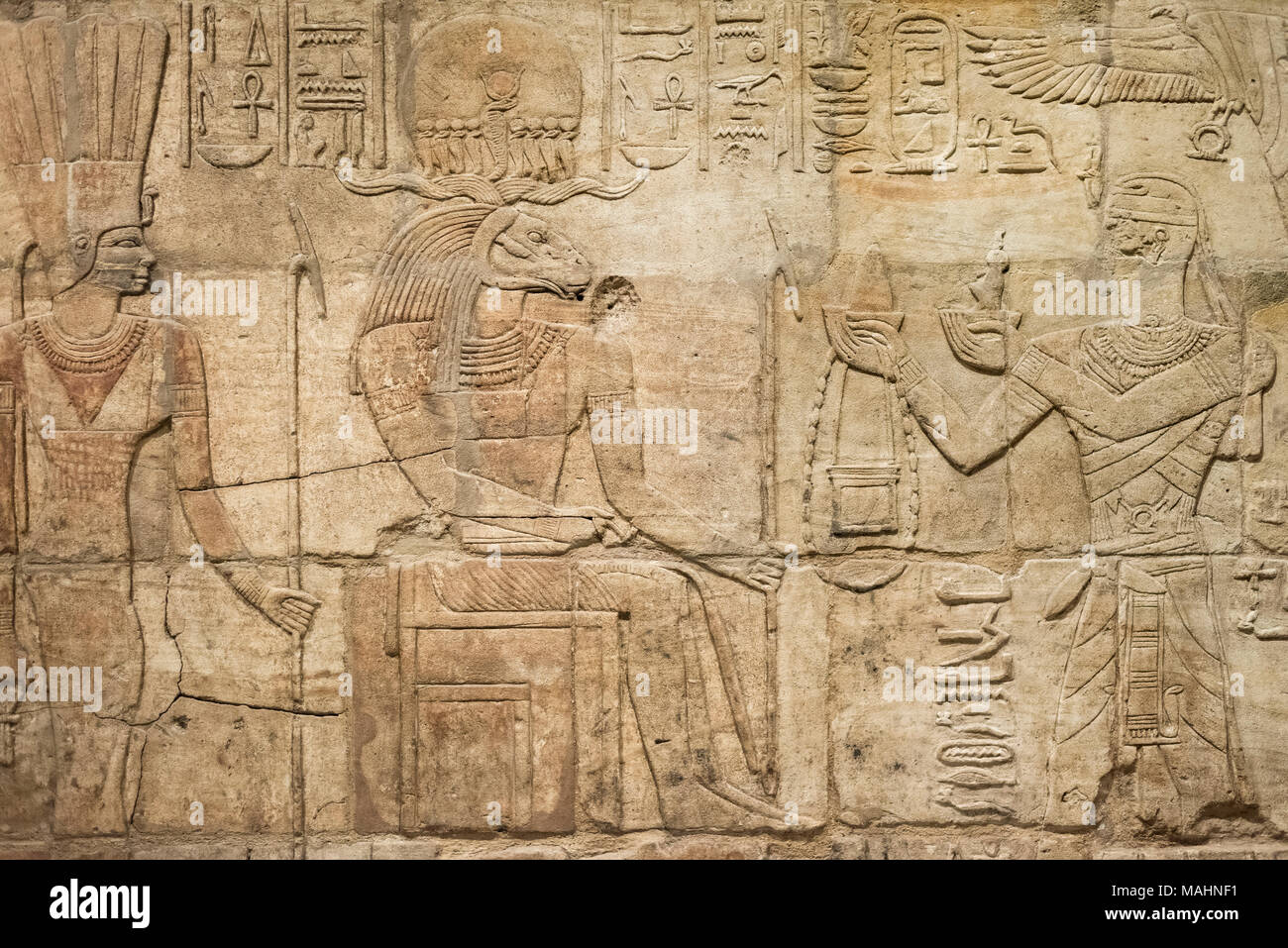 Oxford. L'Angleterre. Détail du dieu égyptien Amon-Rê et le roi Taharqa (à droite) sur le culte du roi Taharqa (690-664 av. J.-C.), l'Ashmolean Museum. Détail de Banque D'Images