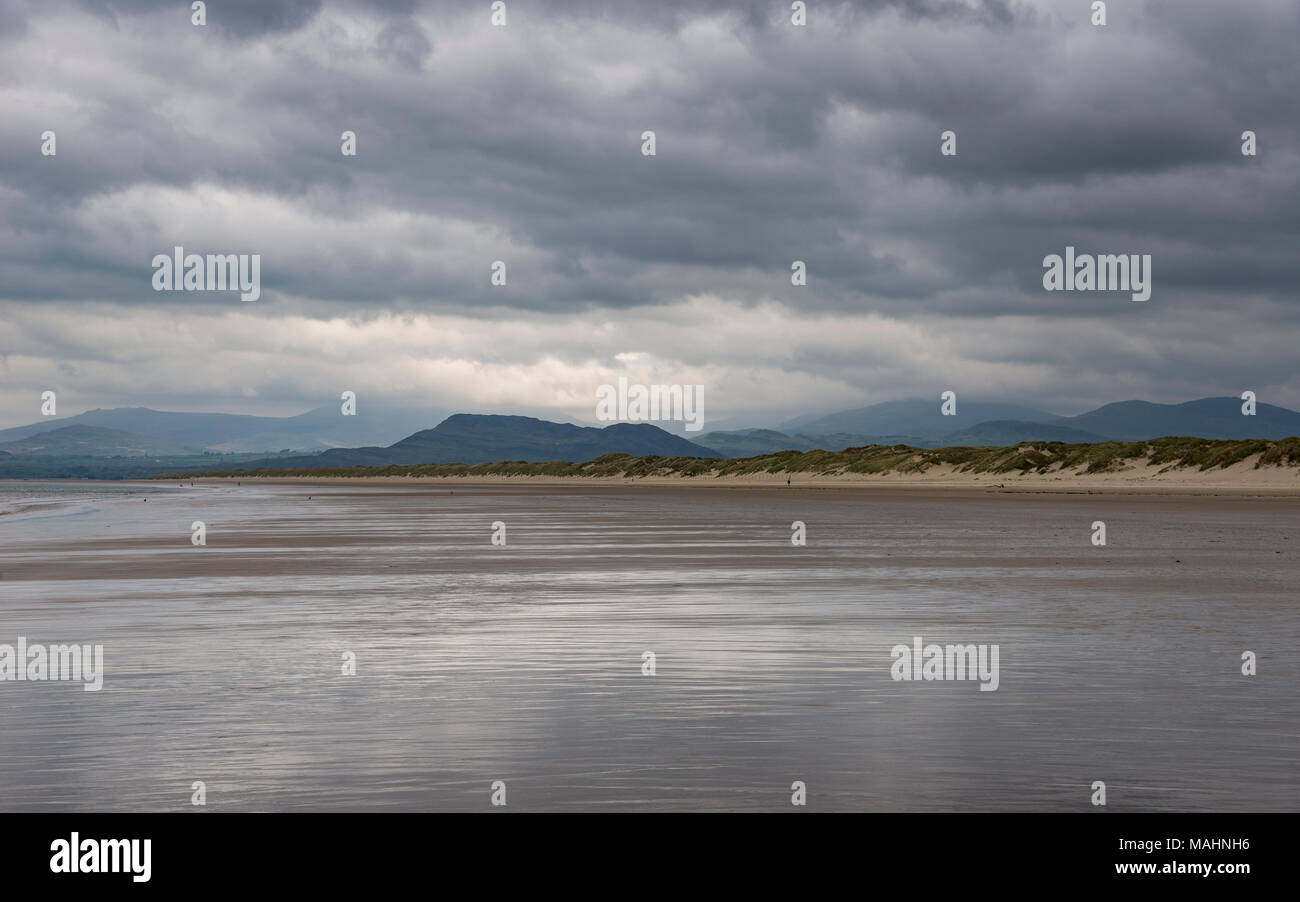 Harlech Beach sur l'image à la fin du printemps, Snowdonia, le Nord du Pays de Galles, Royaume-Uni. Banque D'Images