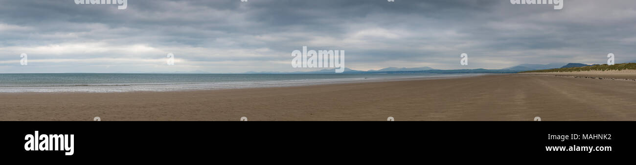 Vue panoramique de Harlech Beach sur la côte du nord du Pays de Galles, Royaume-Uni. Banque D'Images
