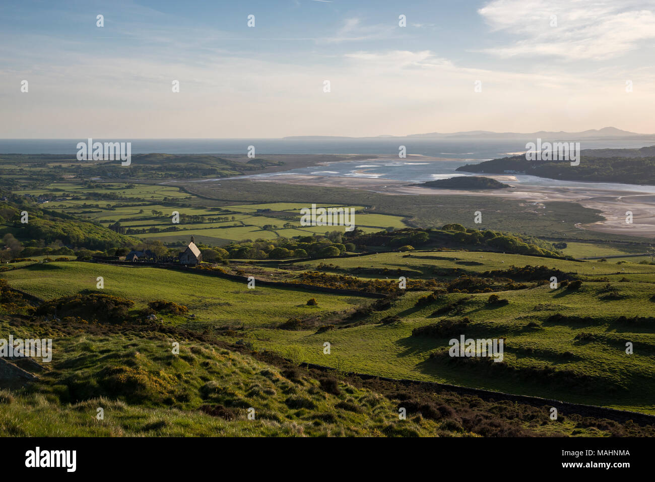 Belle vue sur le Dwyryd entre estuaire et Porthmadog Harlech. L'église St Tecwyn niché dans les collines. Vue de la baie de Tremadog. Banque D'Images