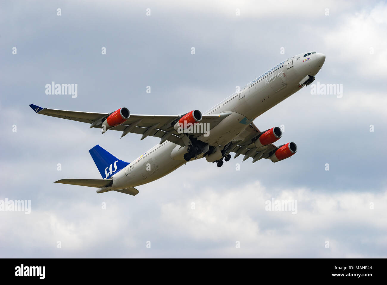 TOKYO, JAPON - AVR. 1, 2018 : Airbus A340-300 décollant de l'Aéroport International de Narita à Tokyo, Japon. Banque D'Images