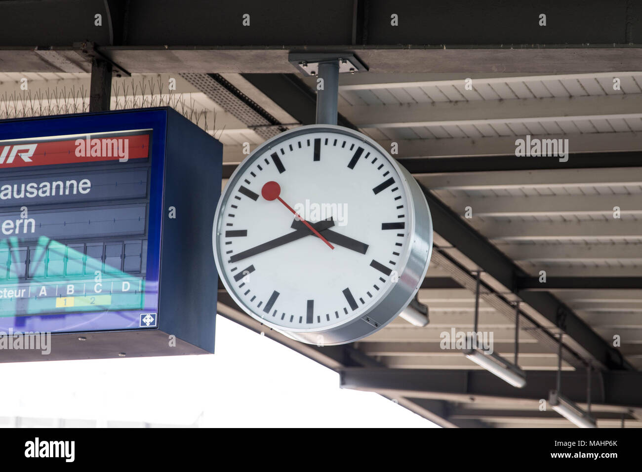 Horloge de la gare classique Banque de photographies et d'images à haute  résolution - Alamy