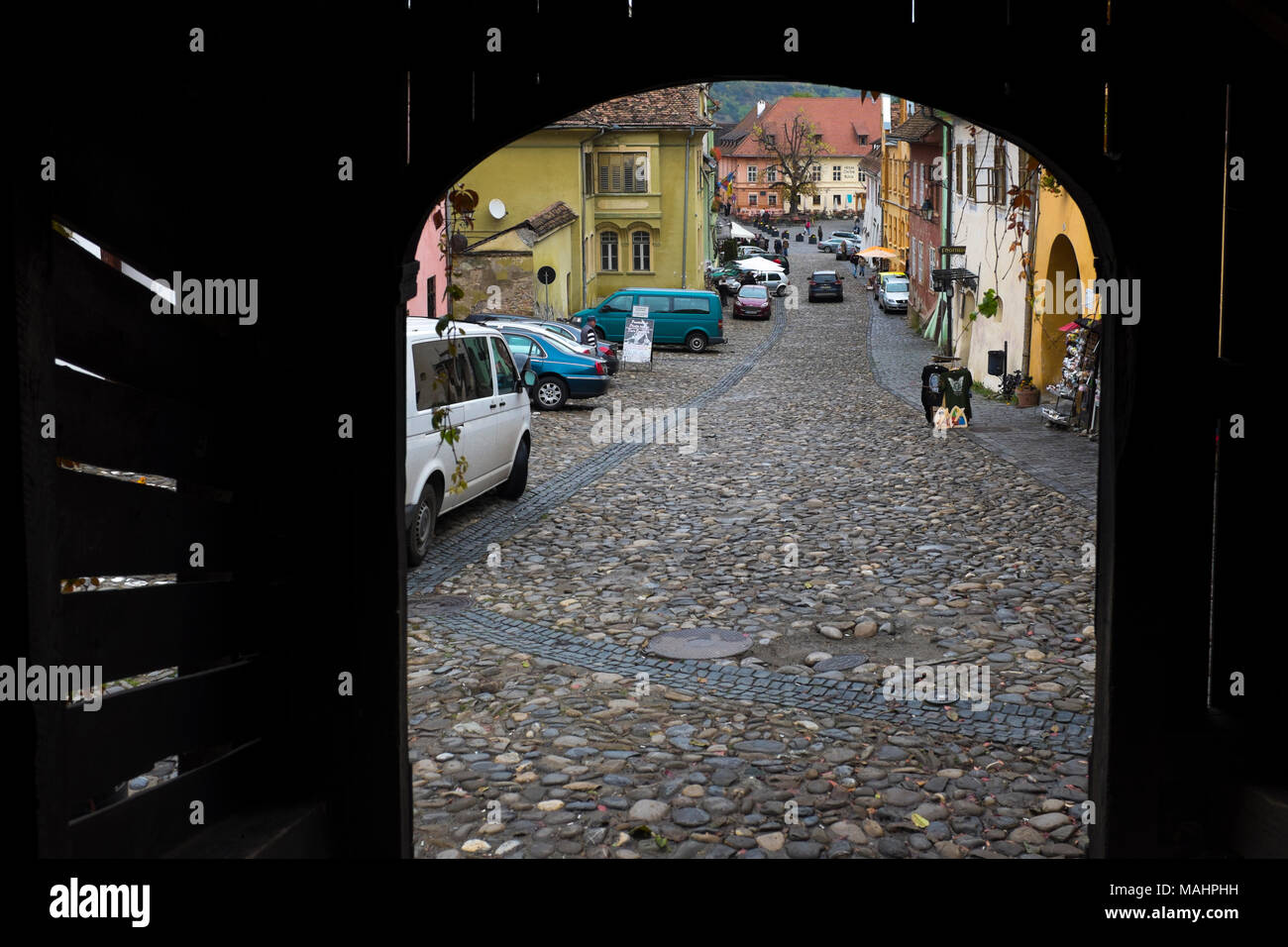 À la recherche d'escalier couvert de ruelles pavées, étroites et tortueuses rues colorées jusqu'à la citadelle de la vieille ville de Sighisoara, Transylvanie, Roumanie. Banque D'Images