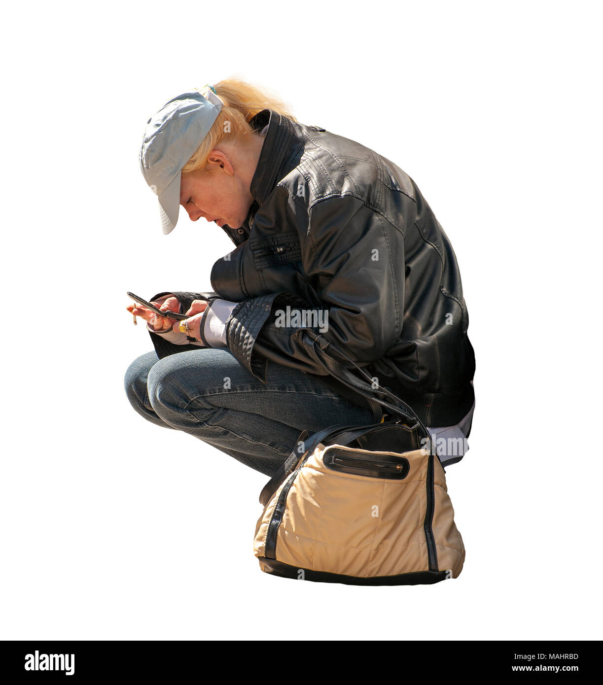 Jeune femme accroupie et envoyer des messages sur un fond blanc Banque D'Images
