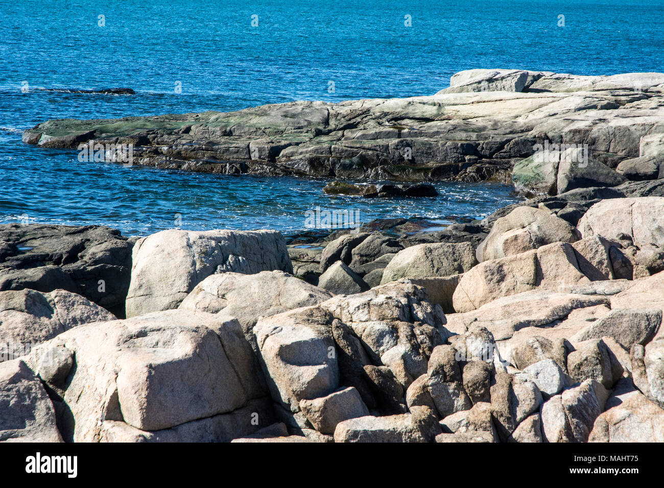 Ce littoral de roches et de blocs représente ou ressemble à une péninsule. Banque D'Images