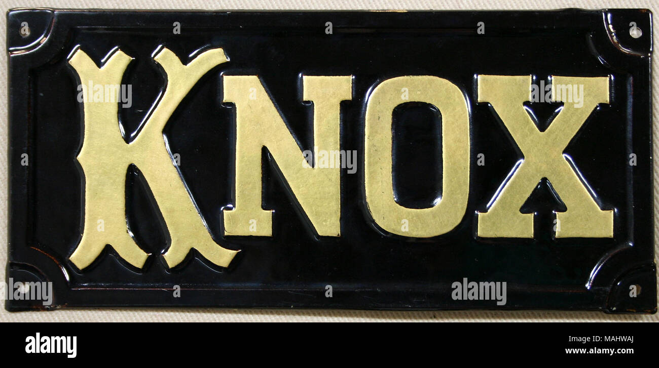 Feu d'étain pressé de passage pour le comté de Knox, Compagnie Mutuelle d'assurance de Mt. Vernon, dans l'Ohio montre le nom de la société en lettres d'or sur fond noir Titre : Fire marque pour comté de Knox, Compagnie Mutuelle d'assurance de Mount Vernon, dans l'Ohio . après 1838. Banque D'Images