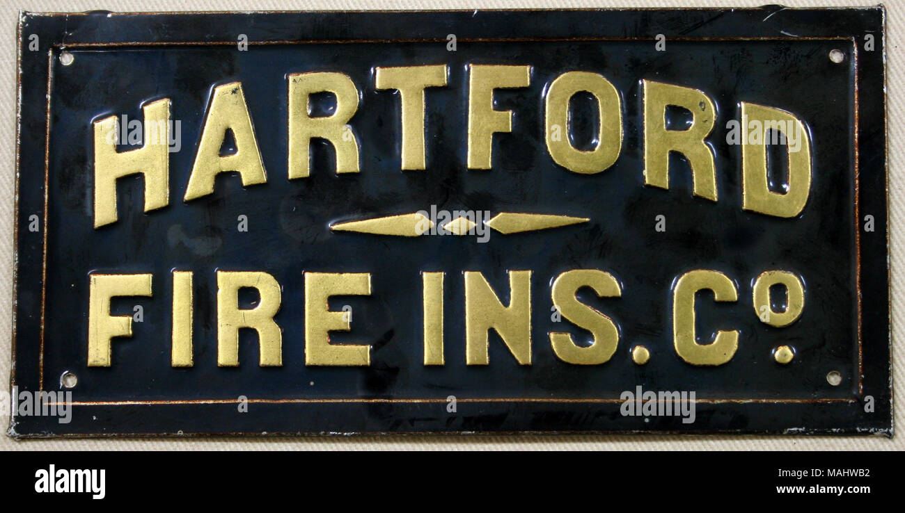 Feu d'étain pressé de passage pour Hartford Fire Insurance Company à Hartford, Connecticut montre soulevées lettres d'or le nom de la société sur fond noir Titre : Fire marque pour Hartford Fire Insurance Company à Hartford, Connecticut . vers 1850. Banque D'Images