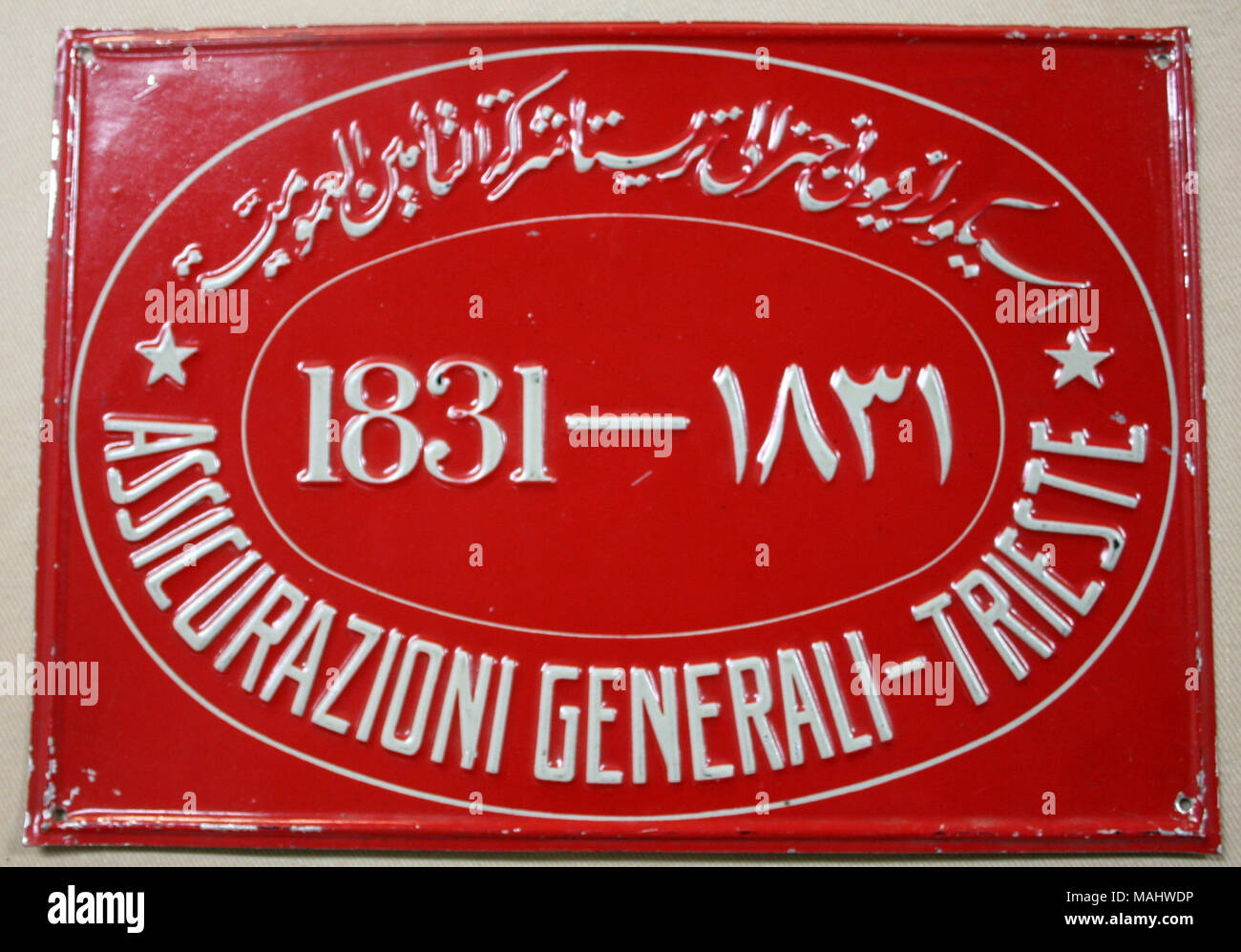 Feu de passage pour l'étain pressé Assicurazioni Generali Societa Anonima à Trieste, Italie montre soulevées gold crest et lettres et soulevée frontière sur fond noir Titre : Fire marque pour Assicurazioni Generali Societa Anonima de Trieste (Italie) . après 1831. Banque D'Images
