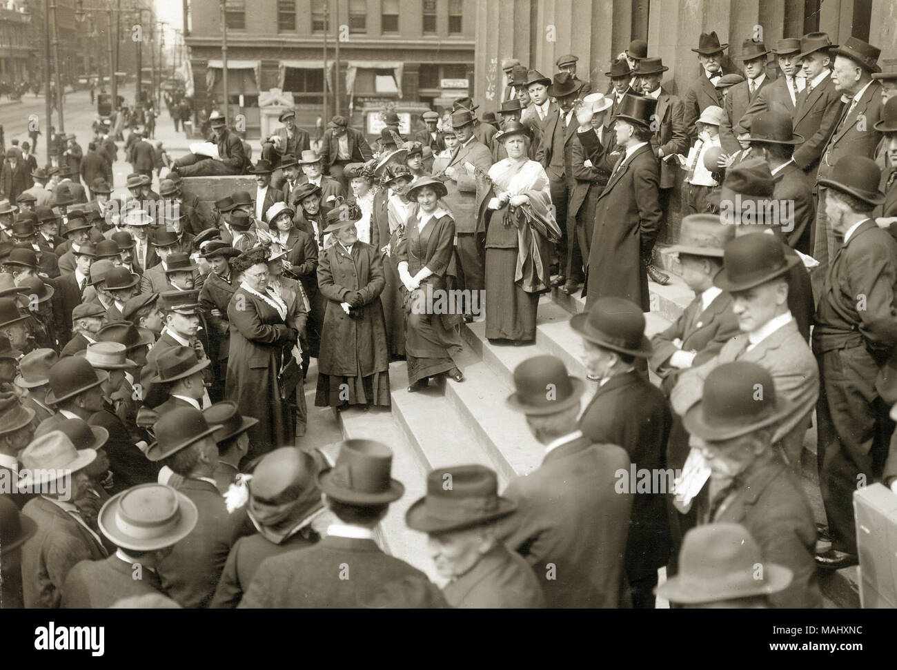 Titre : Le Président s'adressant à la foule sur les marches de la Cour Saint-louis Chambre le Jour national du vote des femmes, le 2 mai 1914. . 2 mai 1914. Russell Froelich Banque D'Images