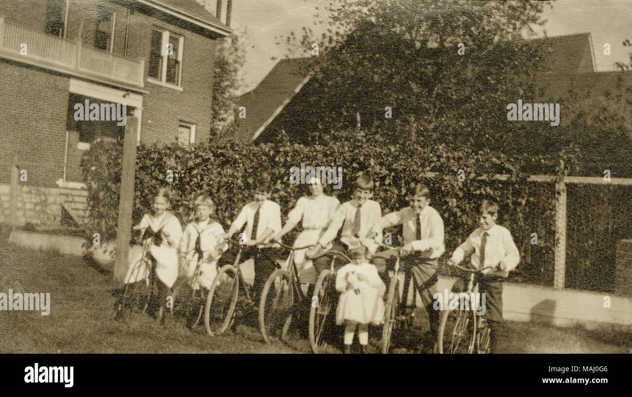 Titre : Randolph Smith Montague et Lyon Lyon Jr. (troisième et deuxième à partir de la droite) avec un groupe d'amis sur leur bicyclette. . 1910. Banque D'Images