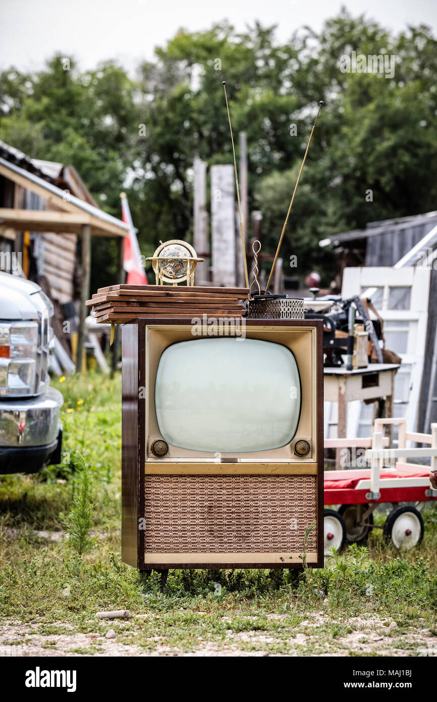 La télévision tube vintage à un marché aux puces en plein air, au Manitoba, Canada. Banque D'Images